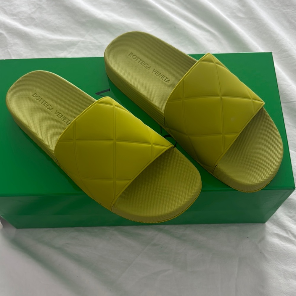 Bottega Veneta Yellow Slide Sandals
Brand new
100% Authentic